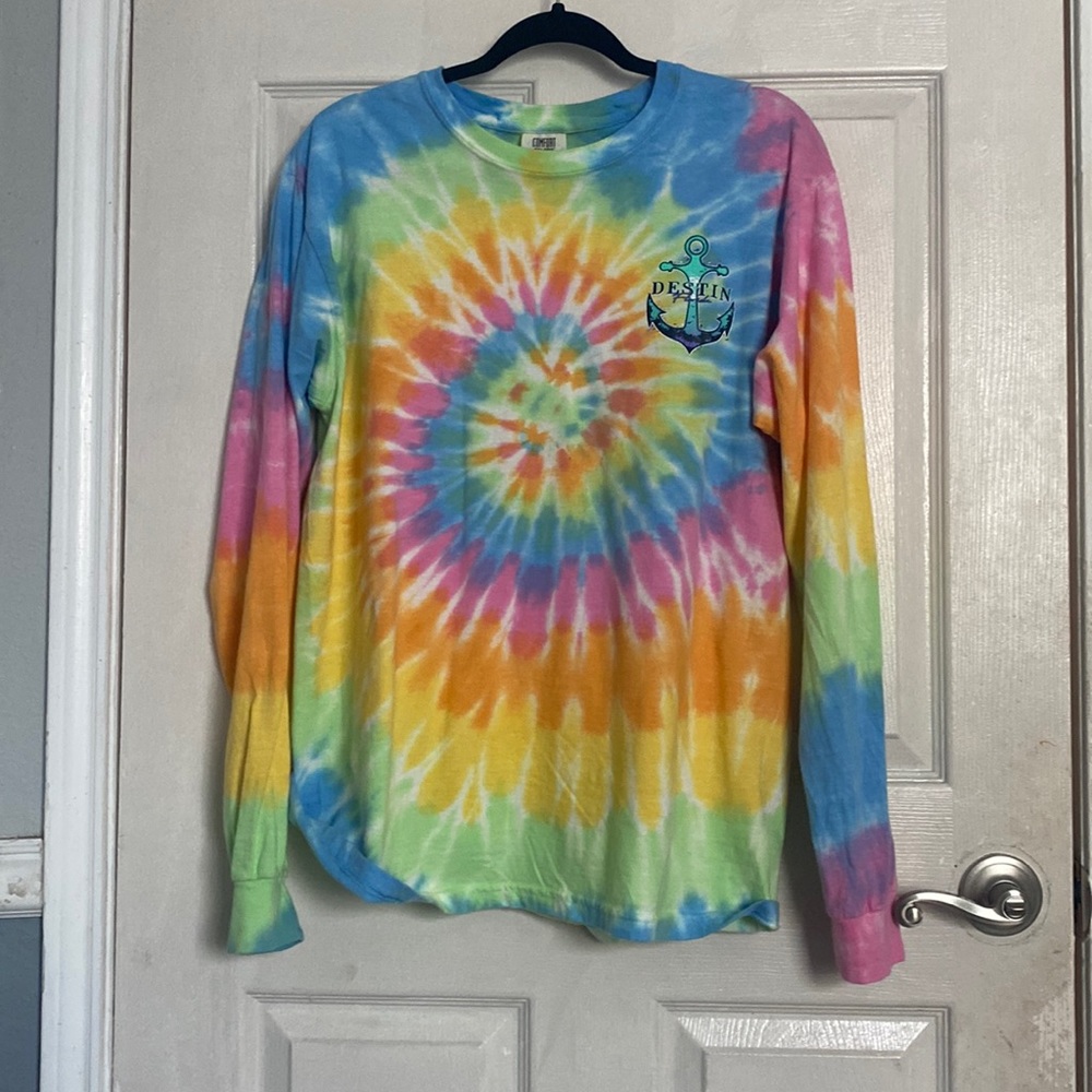 Long sleeve colored shirt